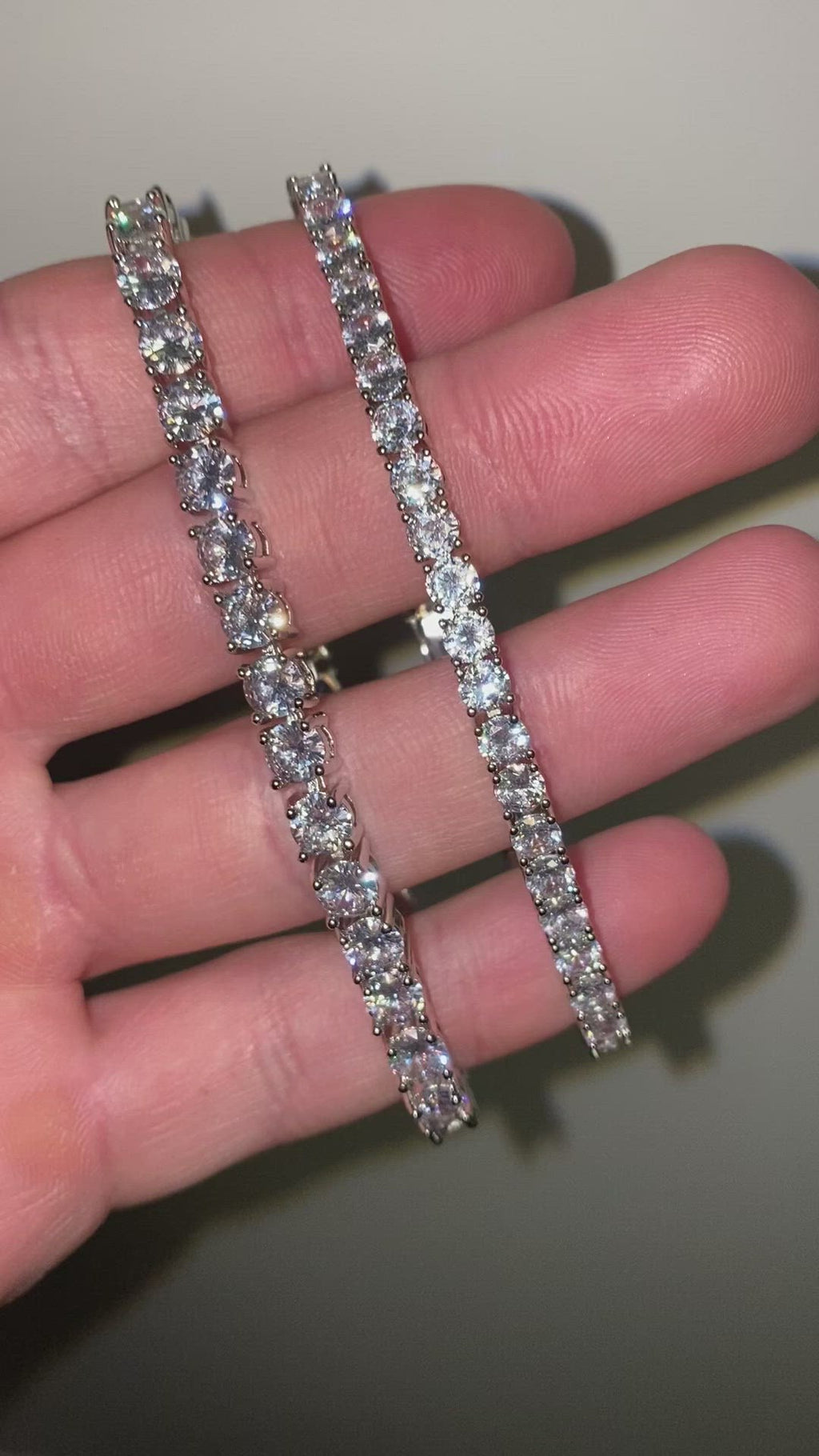 Video showing the Tennis bracelet 4mm in stainless steel. With cubic zirconia stones. Like diamonds
