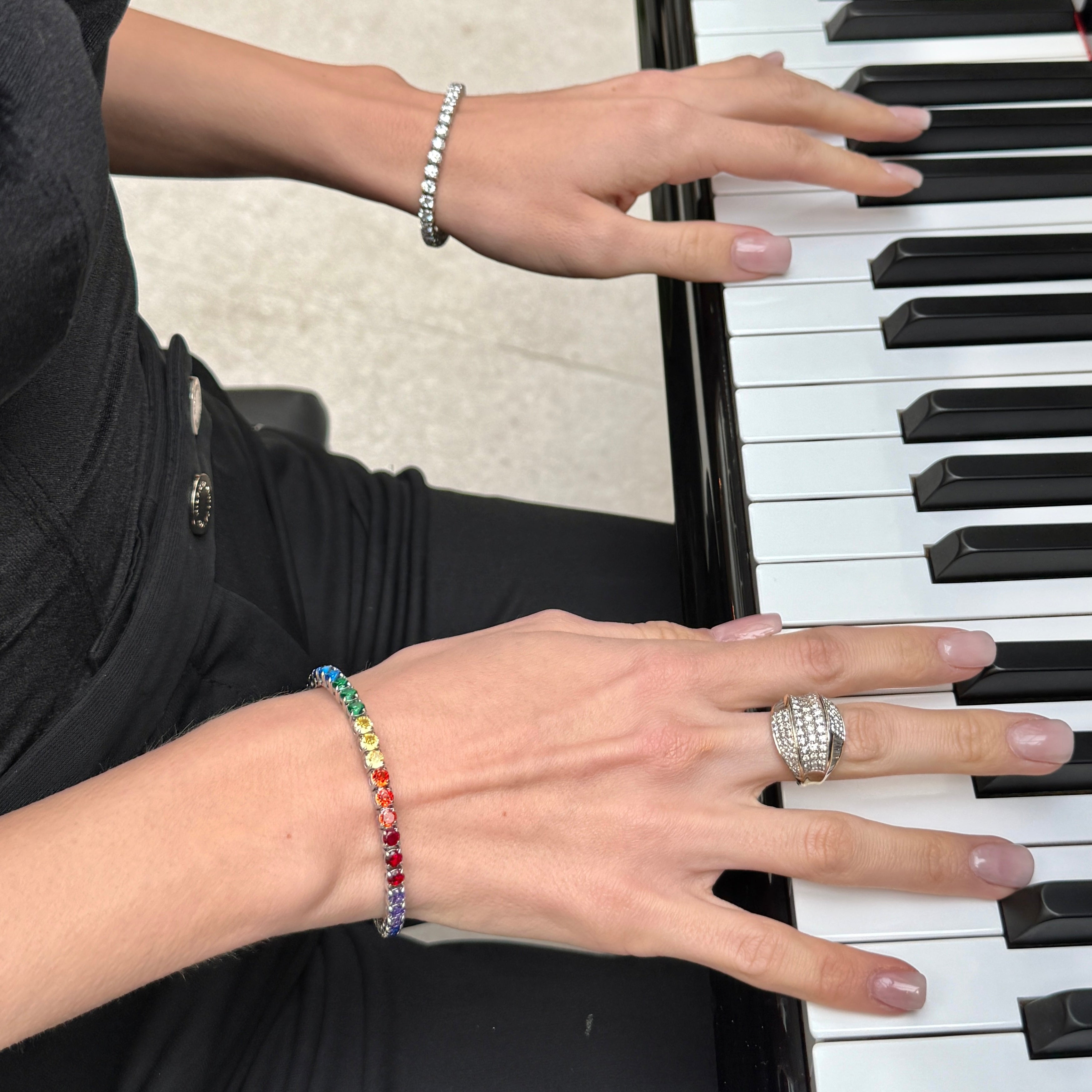 Stainless steel tennis bracelet Rainbow
White gold plated with 4mm blue, purple, red, orange, green and yellow cubic zirkonia stones. Premium water and sweat proof jewelry for men and women