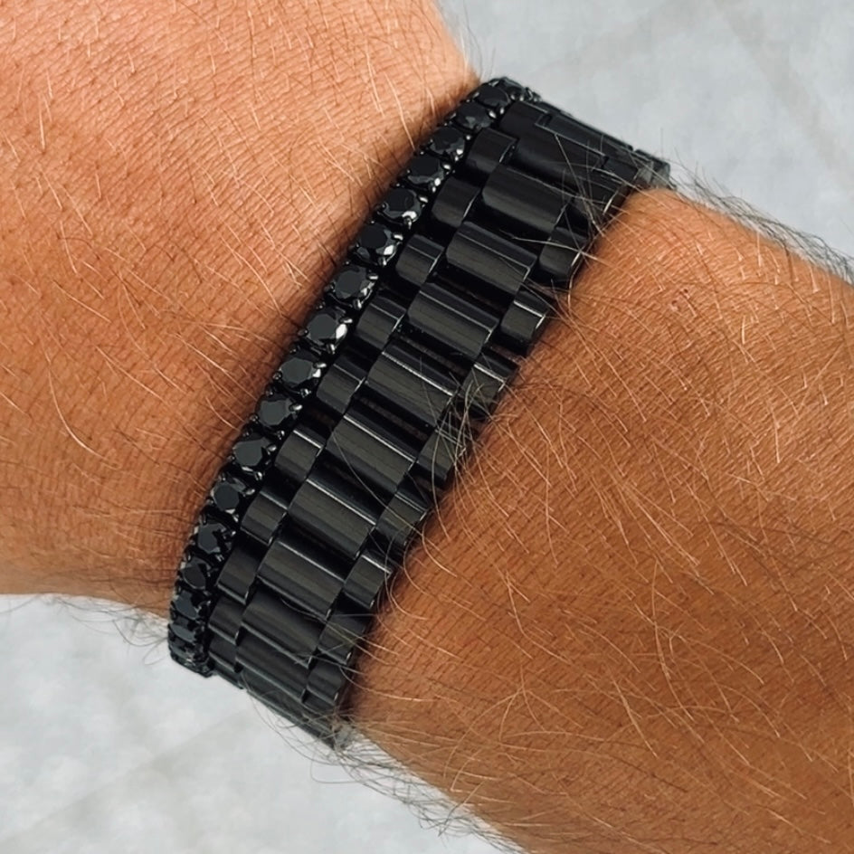 Triple Link Pulsera negra de la tienda online « Emils Jewellery ». Pulsera de alta calidad resistente al agua y al sudor. Perfecta para los amantes de los relojes y los coleccionistas. Para hombre